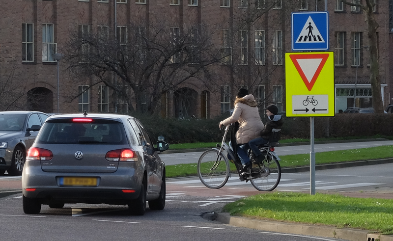 Achtung! Zweirichtungsradweg | Radfahrerzone.de
